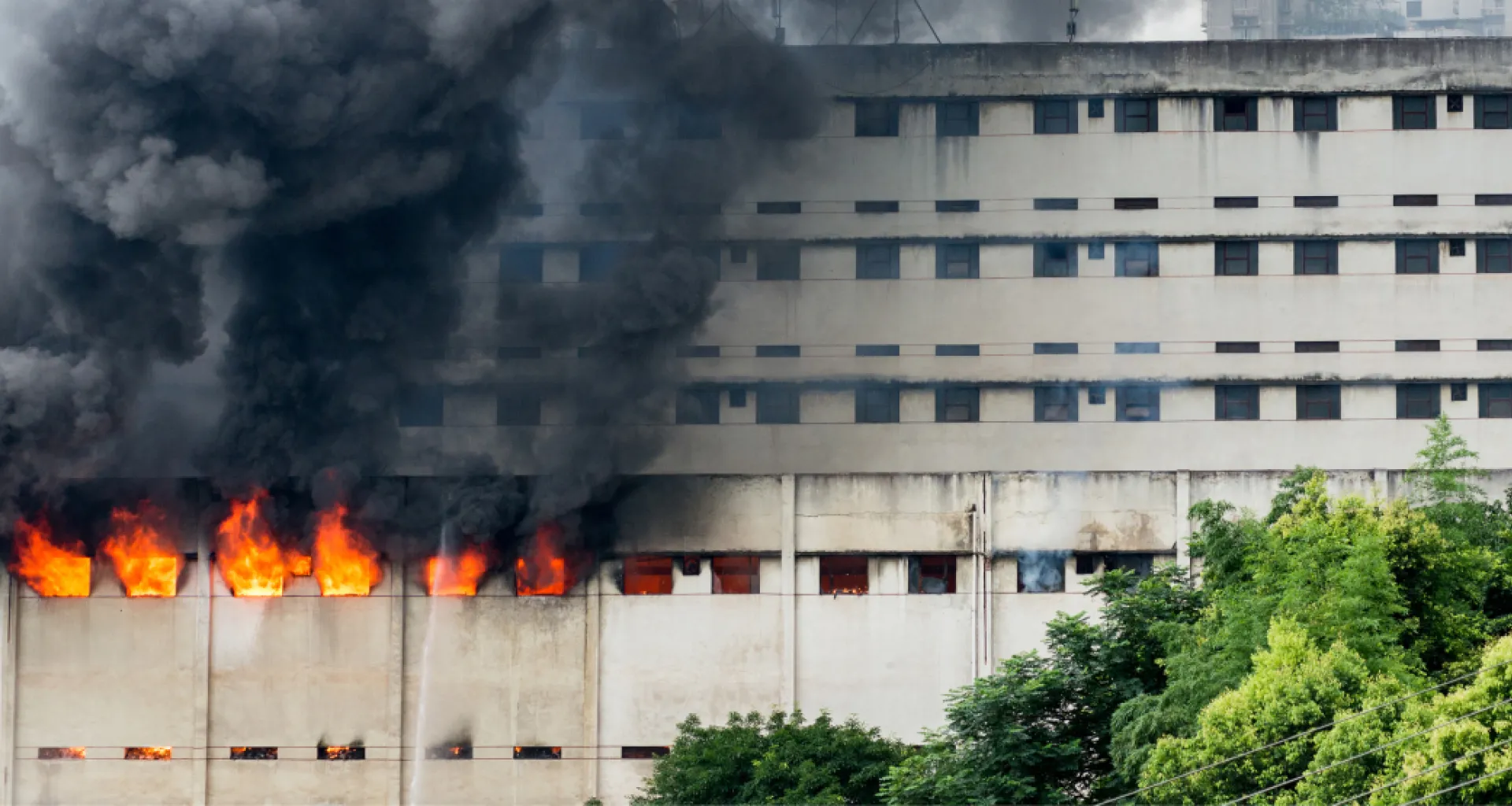 come-funziona-la-bonifica-ambientale-post-incendio-per-gli-edifici-industriali