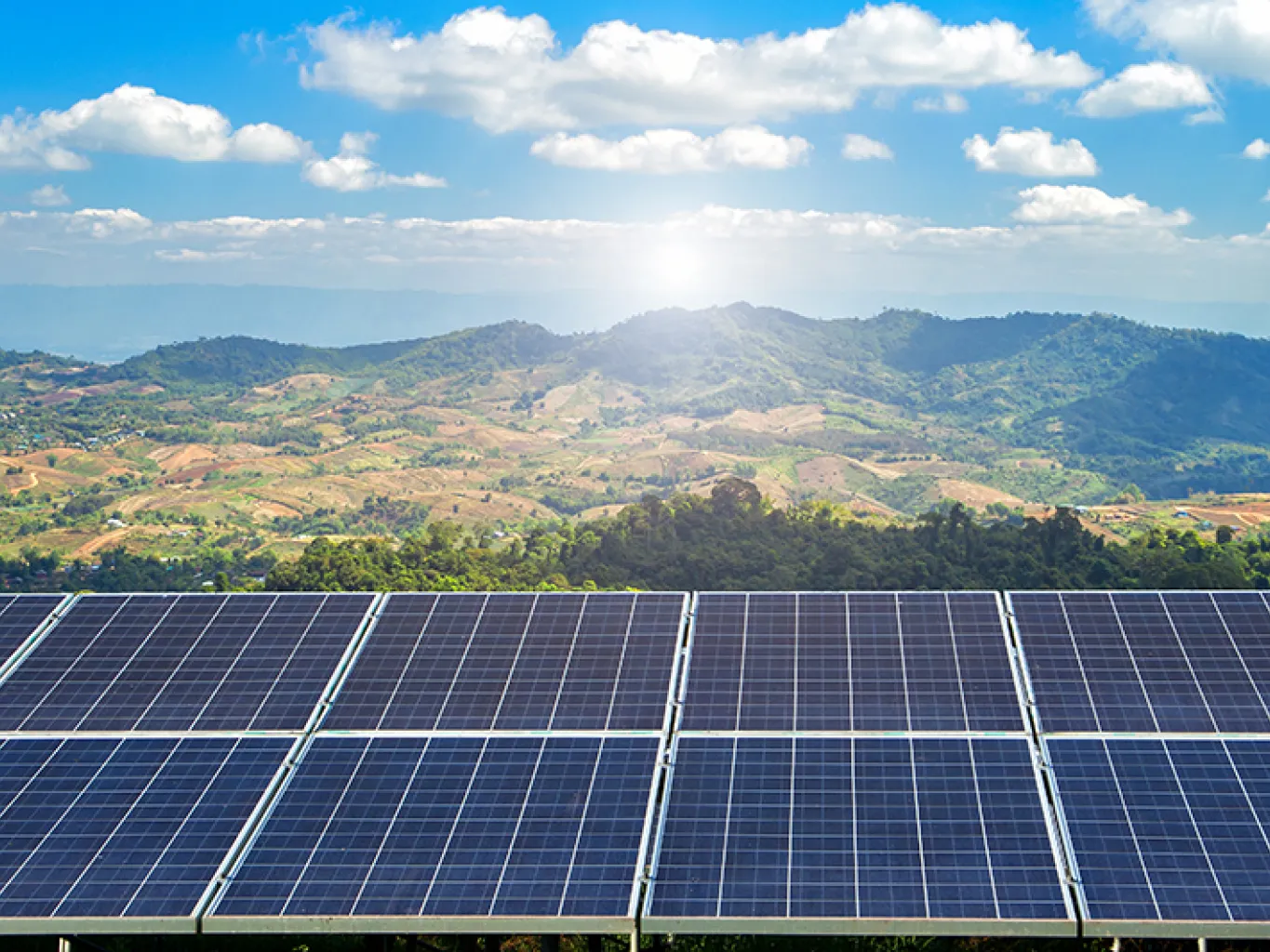 Impianto fotovoltaico con paesaggio colline