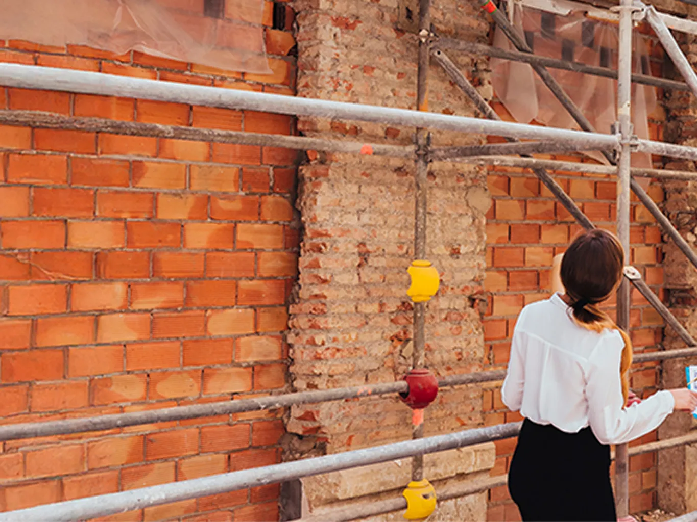 Certificato-di-agibilità-e-rischio-sismico-per-capannoni-industriali-requisiti-e-obblighi-normativi